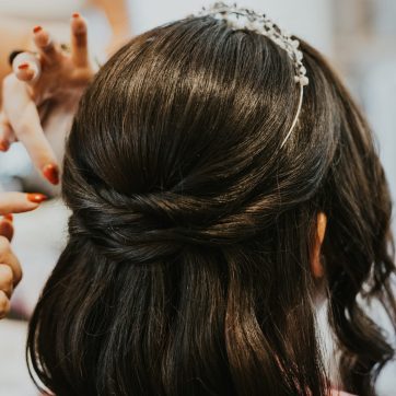 The Secret to an ‘Undone’ Bridal Look That Actually Lasts