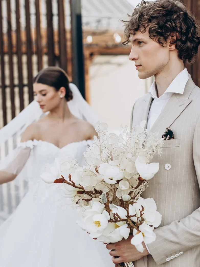 Spring Bridal Hairstyle Guide: How to Use Fresh Flowers That Last